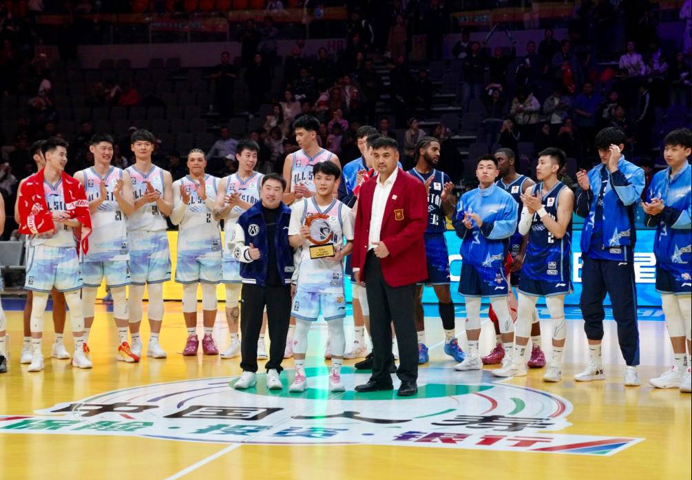 赛场拼劲十足，关键时刻助徐杰扣篮，广东与徐杰球迷迎来史诗级和解？