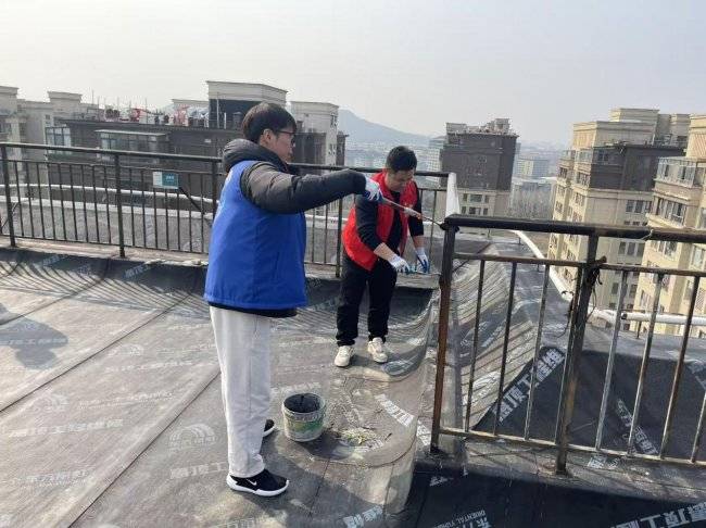 修文路社区民兵“上阵”助力保利梧桐语小区环境出新(图1)