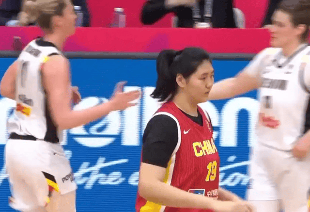 失误多三分差，中国女篮半场落后比利时14分，张子宇得分全队最高