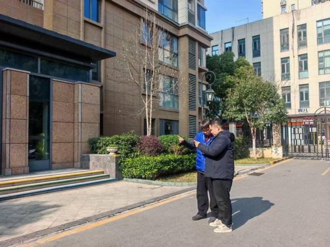 修文路社区民兵上阵:房屋安全排查筑牢辖区 “安全防线”(图1) 修文路社区民兵上阵:房屋安全排查筑牢辖区 “安全防线”(图1)