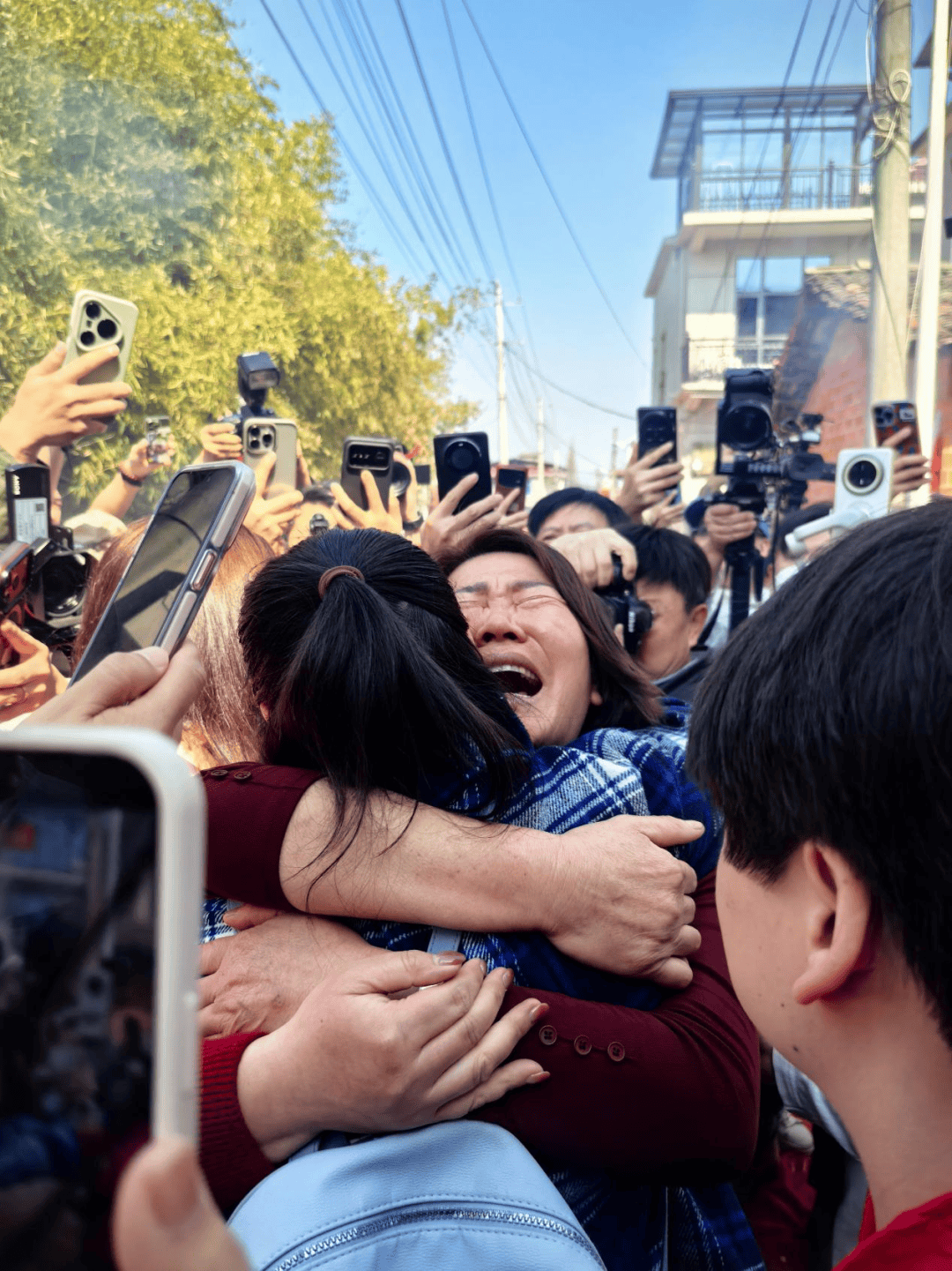 重男轻女爷爷偷偷把刚出生2天孙女遗弃，被捡送福利院后被领养到荷兰，女孩毕业跨国寻亲28年终团圆