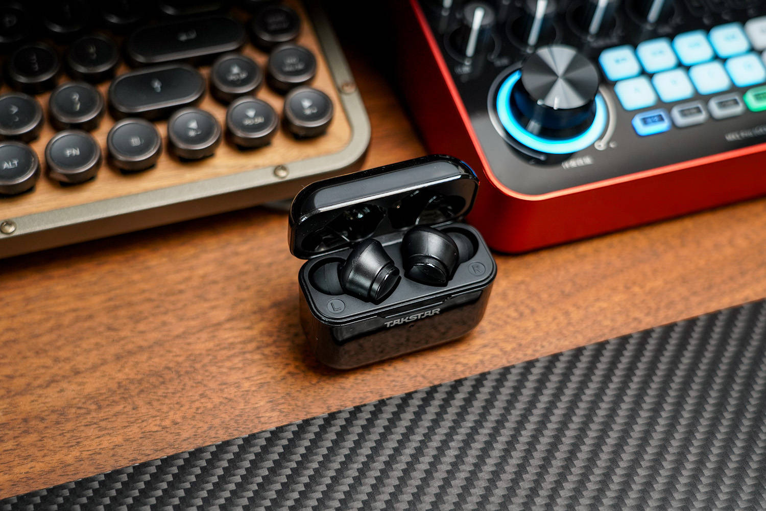 监听耳机怎么选？ 无线传输一拖多直播必备，得胜WPM-420评测分享