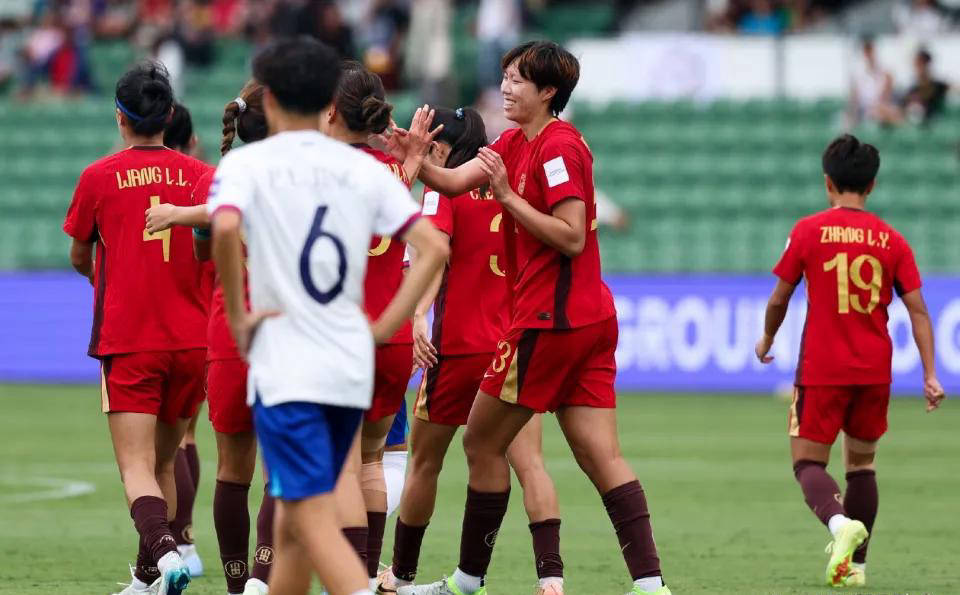 有惊无险！邵子钦破门助中国女足晋级亚洲杯半决赛，王霜染黄将停赛！