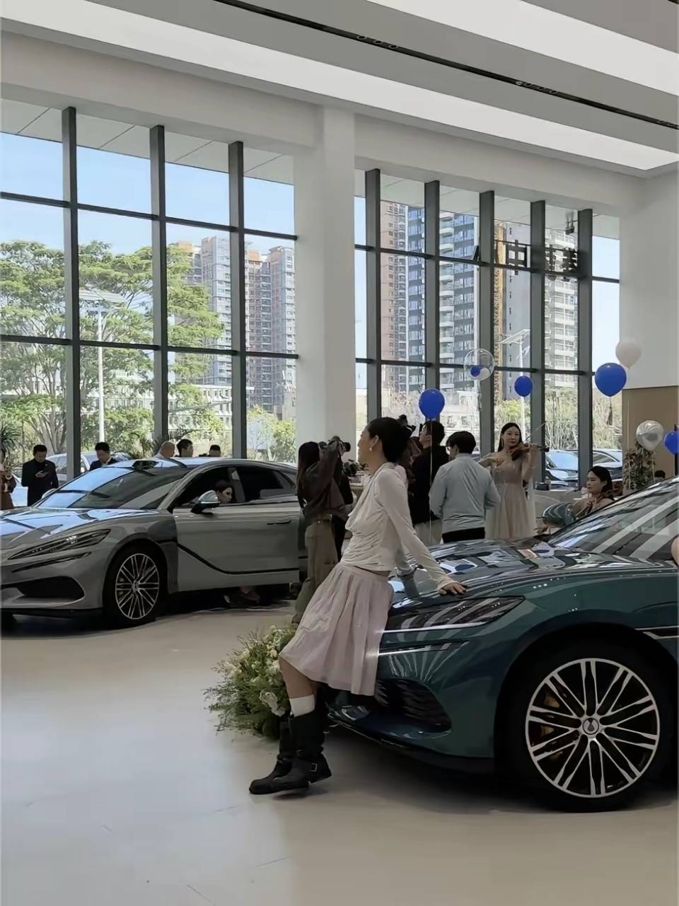 充电比加油还快！腾势Z9GT携“闪充电池”交付，燃油车最后的堡垒被攻破？