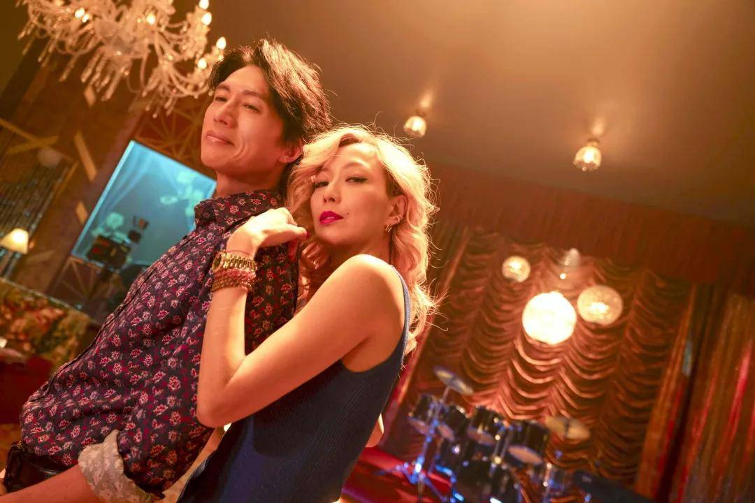 電影《夜王》在香港稱王,北上依然有表現。劇中飾演「V姐」的鄭秀文當然也深受大家喜愛。(《夜王》劇照)