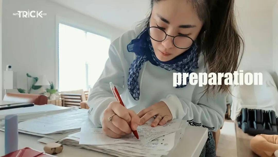 石詠莉將81頁的筆記逐字手抄,希望以傳統方式加深記憶。(影片截圖)