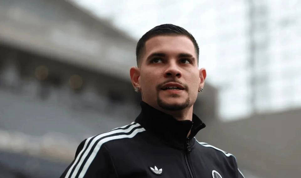 8000万欧元！曼联瞄准纽卡铁腰替代卡塞米罗 皇马加入竞争使交易复杂化