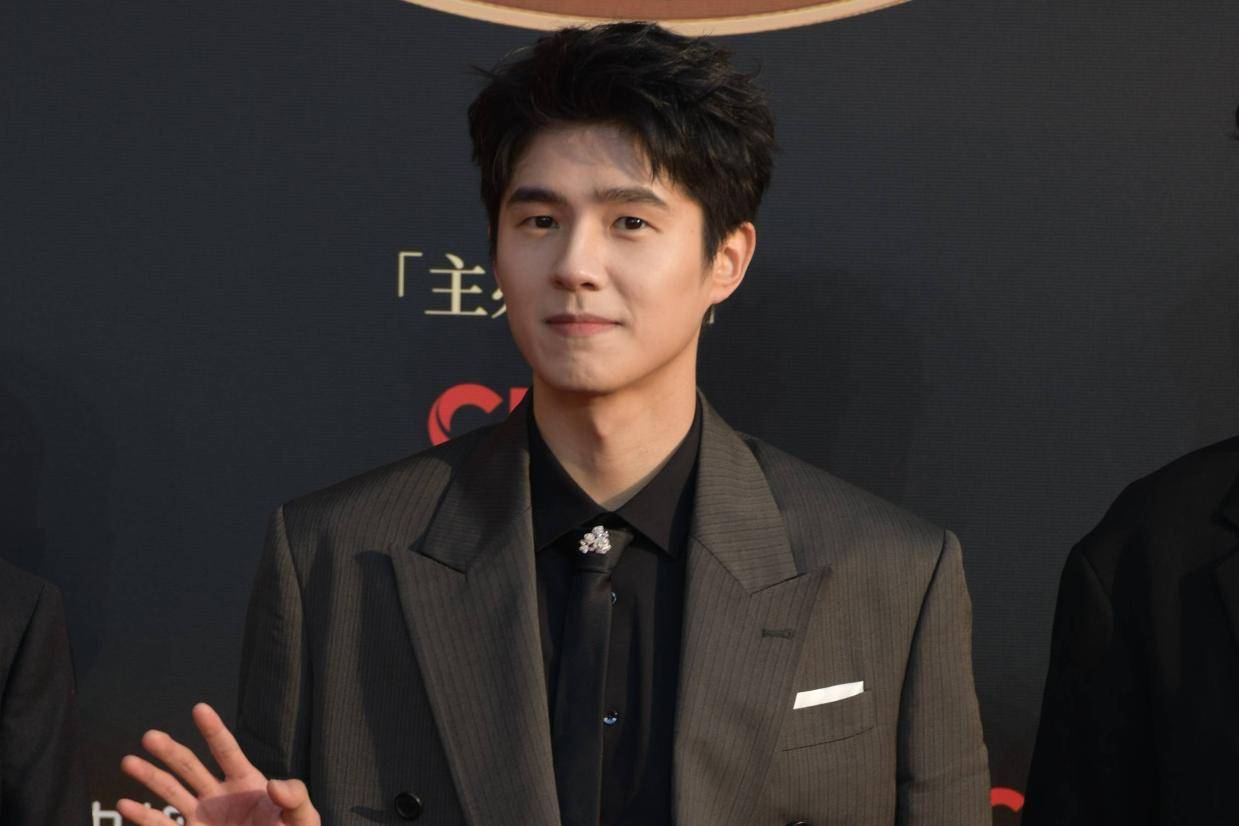 刘昊然深棕条纹西装亮相电影盛典 成熟气质尽显与周冬雨无同框