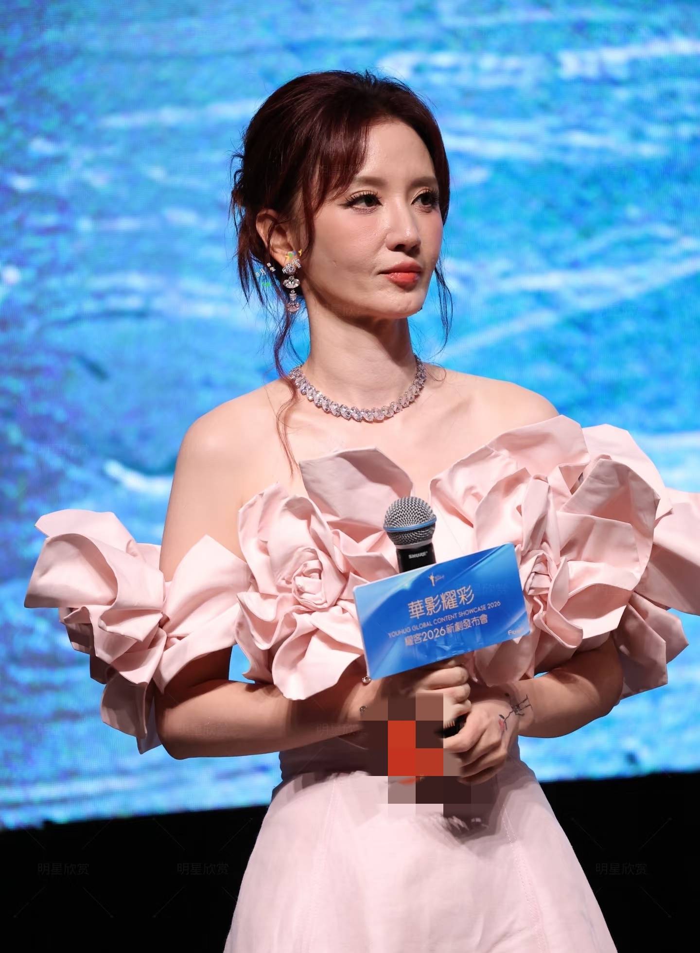 45岁张萌出席盛典生图曝光脸部后遗症明显穿粉色裙子太违和了