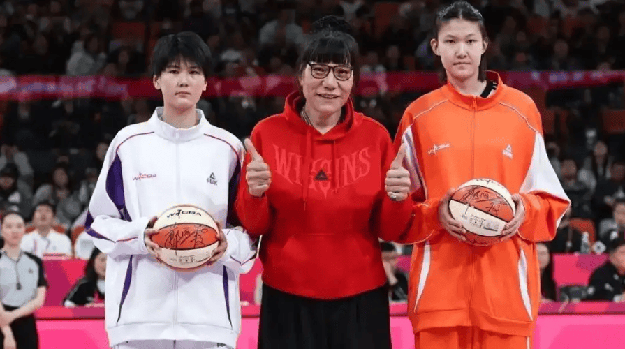 14岁女孩身高2米15！中国女篮冒出一文班亚马：张子宇碰上对手了？