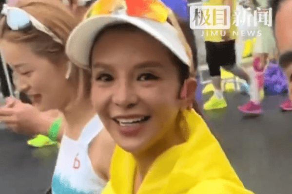 央视名嘴朱迅武汉马拉松再亮相，运动精神激励人心！