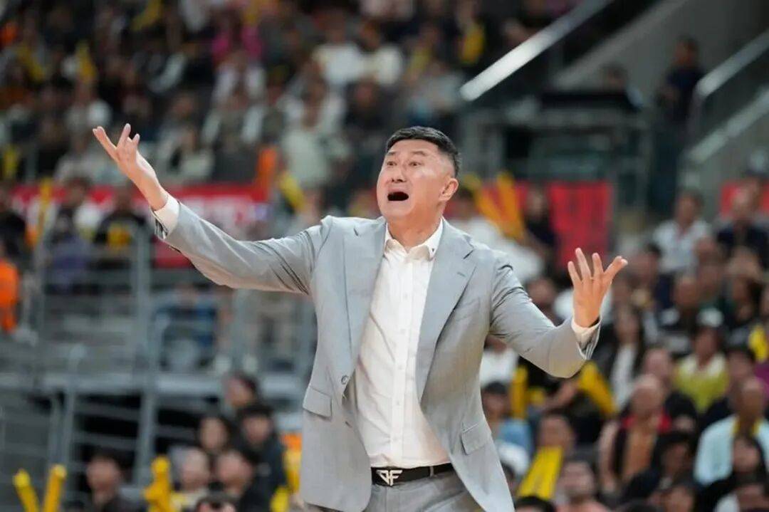 广东队不敌上海队！杜锋赛后带来利好消息，卢伟指导高兴早了