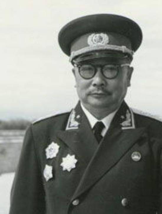 他被称为特工之王,一生从未带过兵打过仗竟被授予开国上将(中)