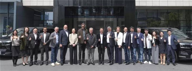 花旗国际业务总裁体验曹操出行Robotaxi服务