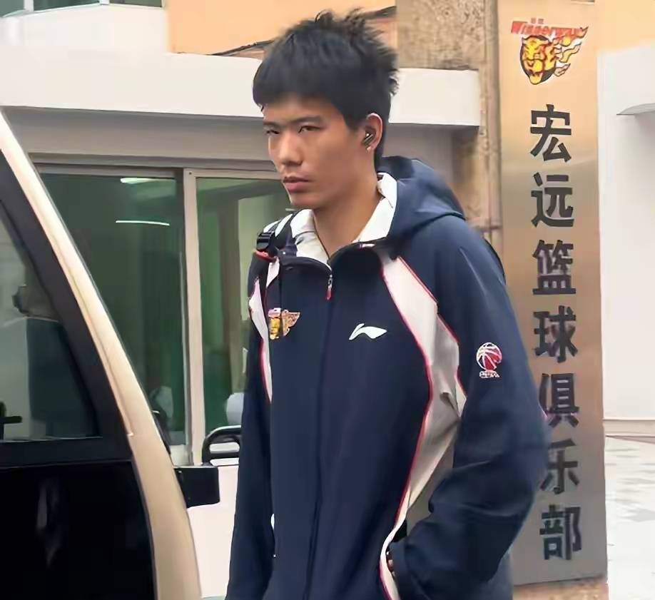 看了张皓嘉上空篮不进后杜锋的反应，才知道，焦泊乔为什么会离队