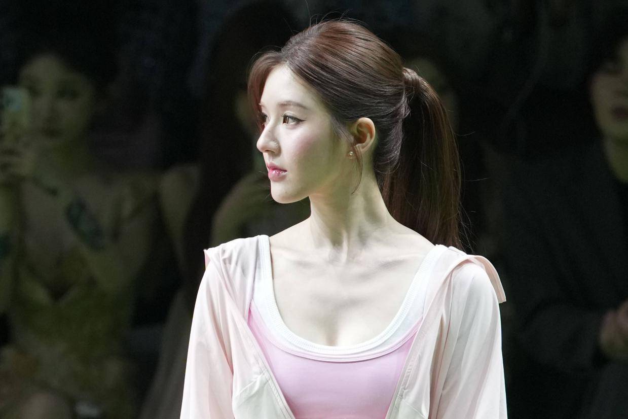 赵露思上海时装周惊艳亮相，粉色套装引领甜美元气风潮