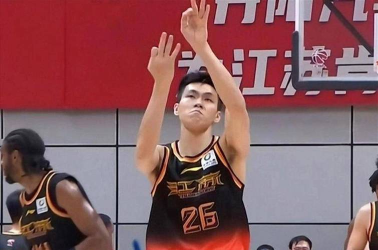 杜锋听劝，慎用胡明轩扶正3人，徐杰喊话球员专注，球队迎战江苏