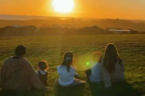 昆凌分享澳洲之旅温馨瞬间 周杰伦背女儿尽显父爱