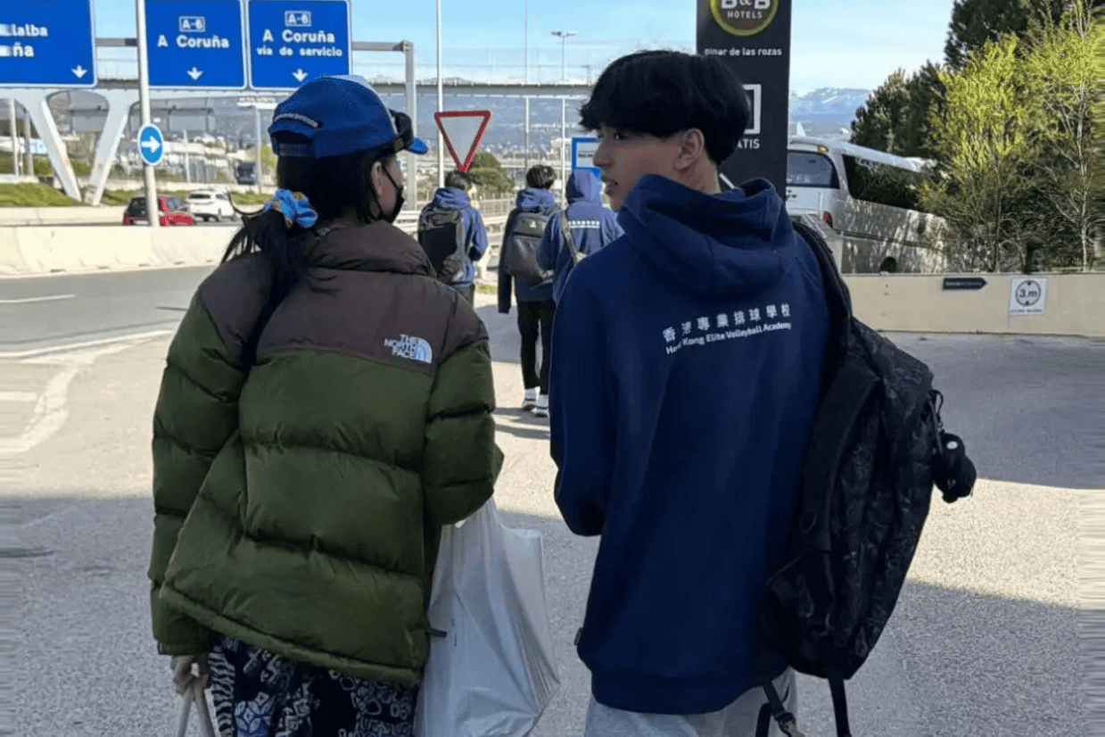 张柏芝分享与二儿子背影照 小Q侧脸神似妈妈引关注