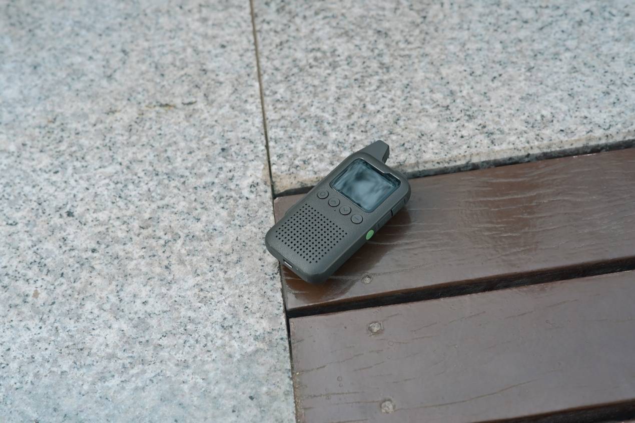 打破距离枷锁!极蜂公网对讲机QM01,一款远程通讯利器