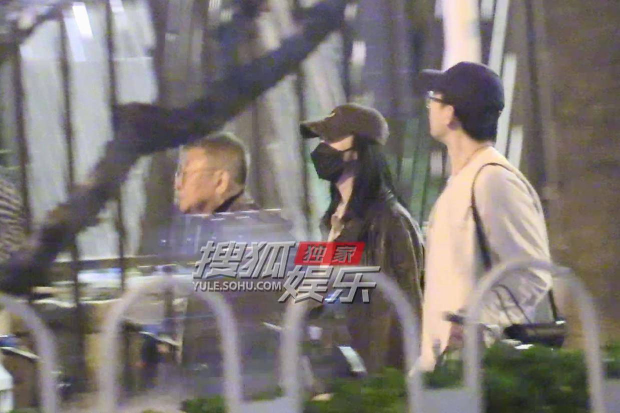 姚晨餐厅赴约友人 棒球帽配夹克演绎随性时尚风