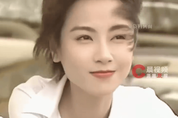 56岁袁洁莹近况引担忧！面颊凹陷身形消瘦，曾演《鹿鼎记》成影坛玉女