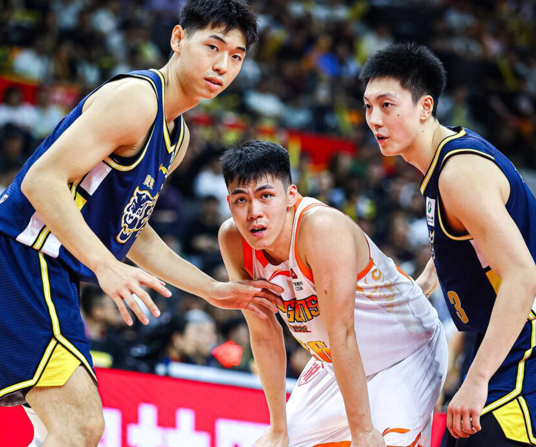 广东宏远迎战浙江广厦前瞻：三大关键策略助力取胜，徐杰与胡明轩能否共存？