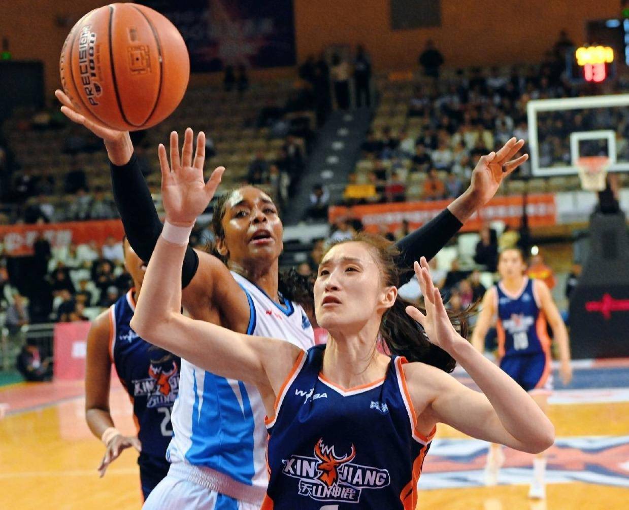 轰24分+5记三分！中国女篮32岁1米86王牌闪耀：当最佳李梦替身？