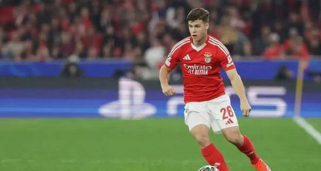 曼联左翼补强在即，两位“小妖”你选谁？