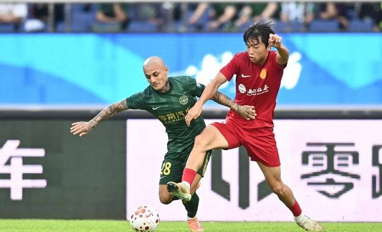 22岁国足新星崭露头角 拒绝浙江队400万欧援破局 两次被扯头发引红牌