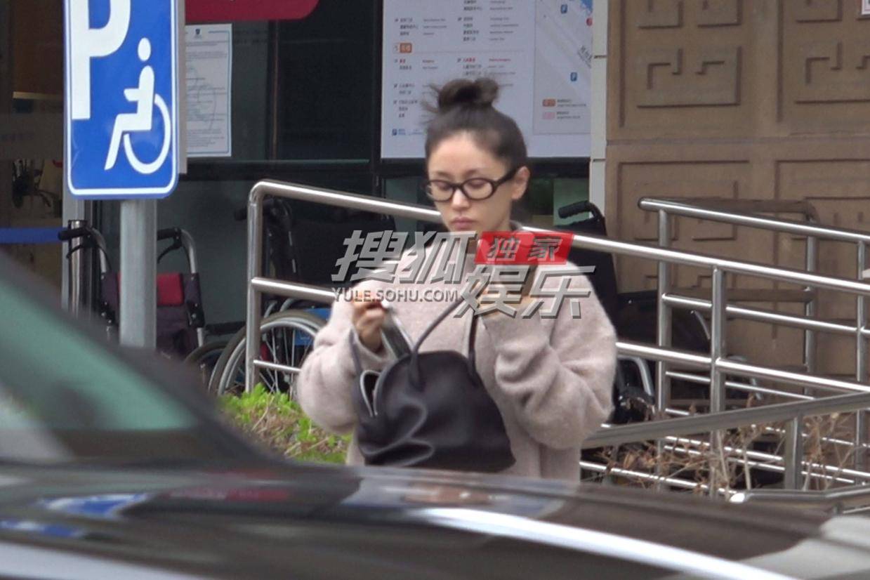 王子文医院就诊造型吸睛 丸子头健身裤展现活力风采