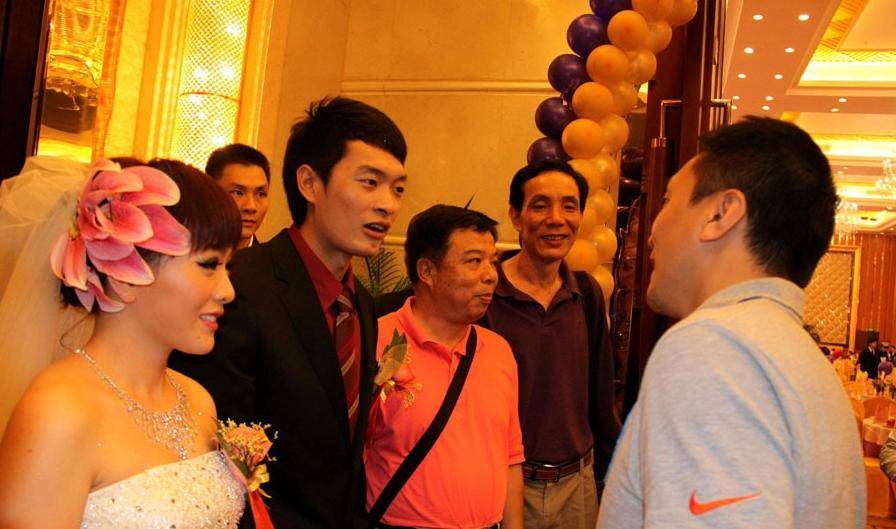 被评价秒杀郭艾伦，双胞胎儿子出席自己的婚礼，如今在广东当助教