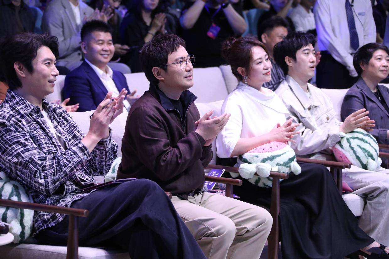 沈腾马丽再同框引热议 第三届澳门喜剧节盛大开幕