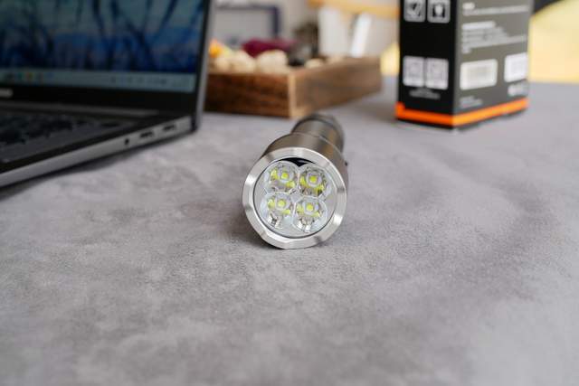 点亮黑暗的硬核伙伴——菲尼克斯C7 Pro全能强光手电深度体验