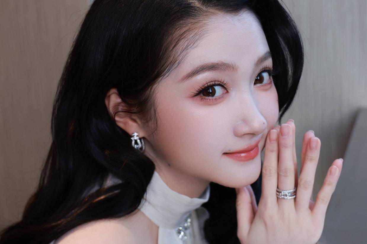 关晓彤深夜现身北京三里屯酒吧 助理陪同下尽显放松状态