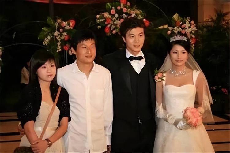 和上海空姐离婚后，前国脚一直单身，现定居江苏，和儿子相依为命