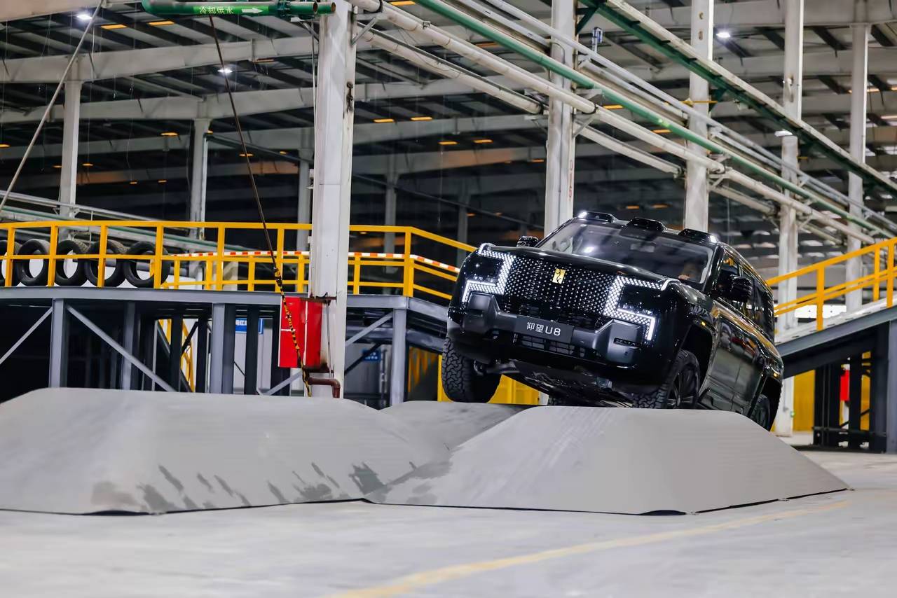 厂房里藏了一座“天门山”!比亚迪这波操作,让国外越野老炮都沉默了!