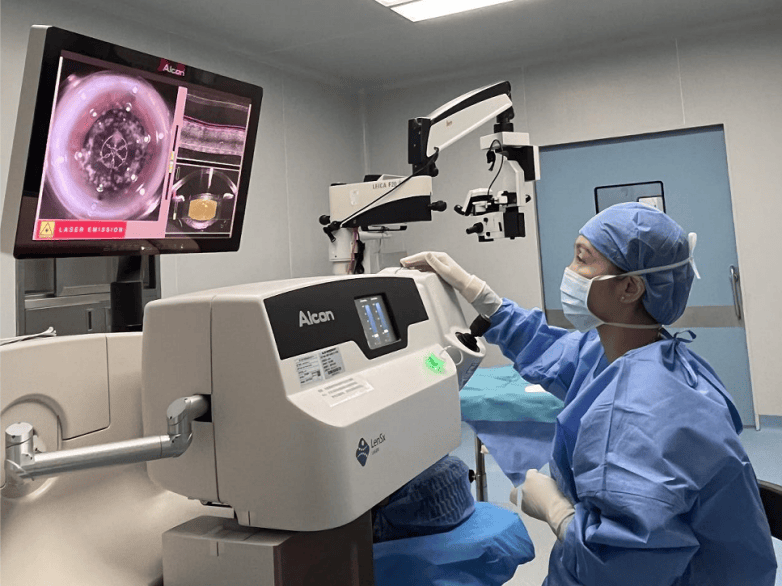 超高度近视遇上白内障，佛山爱尔何锦贤院长“飞白+三焦点”助54岁大叔重获高清视界(图2)