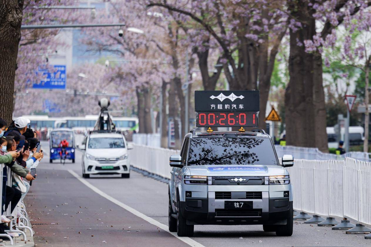 方程豹护航全球首场人形机器人马拉松，共谱未来出行新篇章