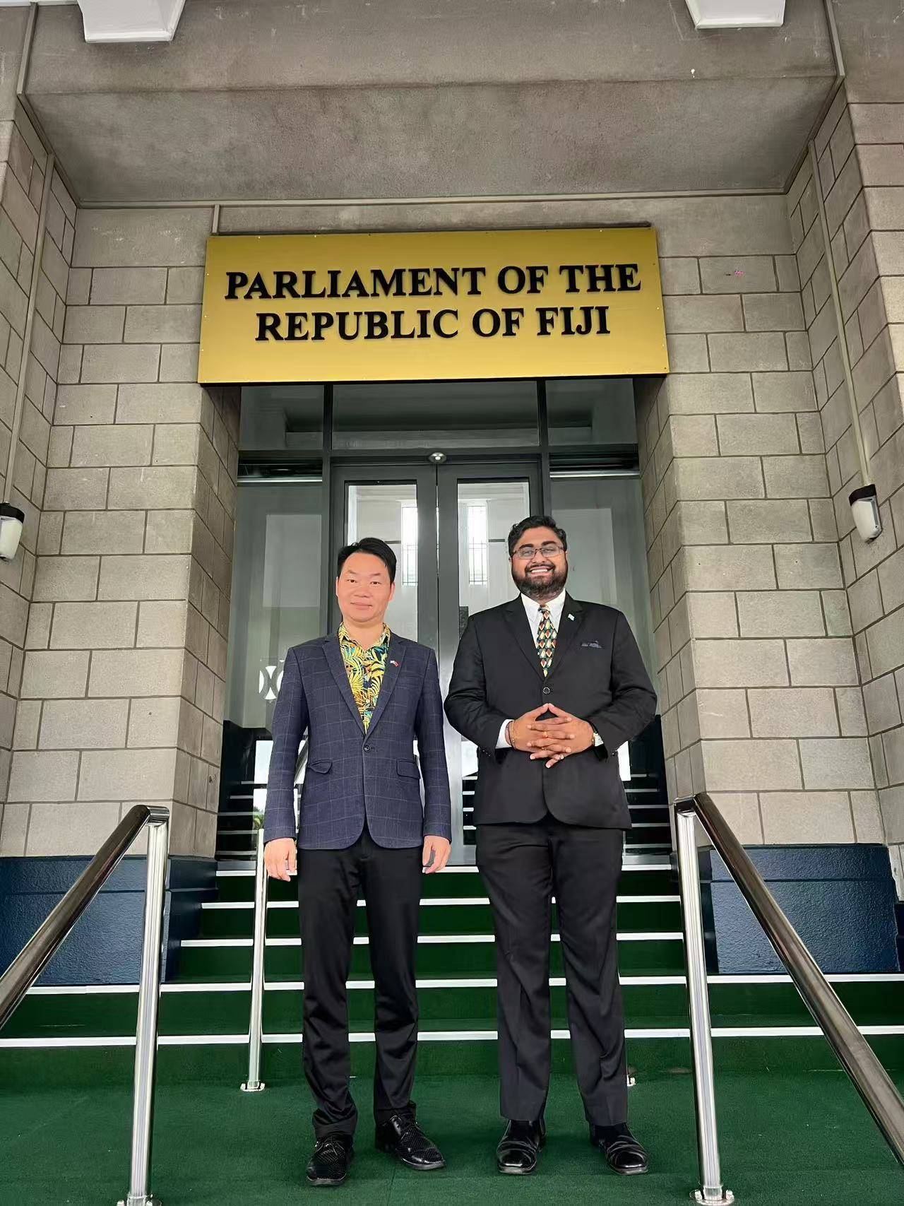 斐济共工新闻社黄锐添代表团拜访斐济国会议员Ketan Lal(图1)