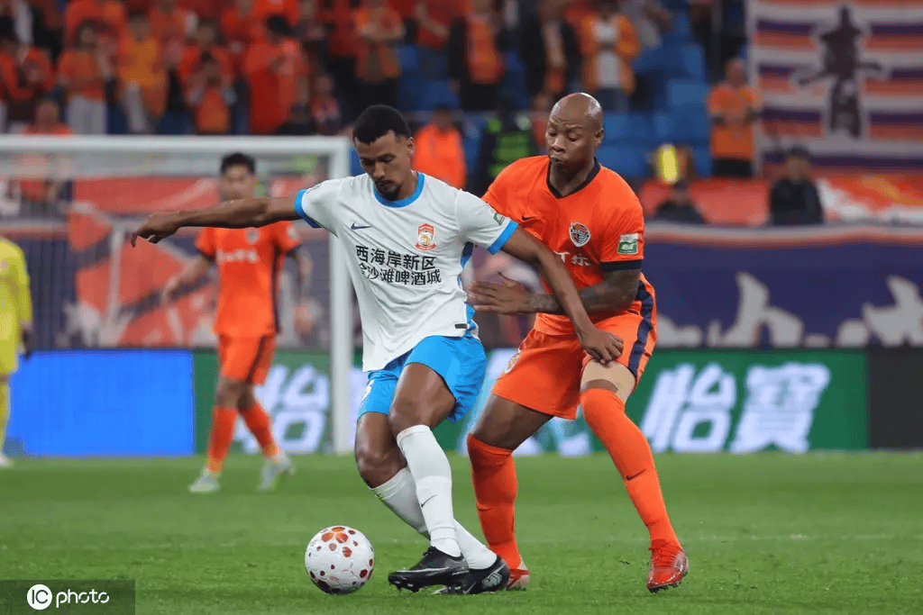 足协裁判评议：5例错漏判 青岛德比叶博亚禁区倒地应判点球