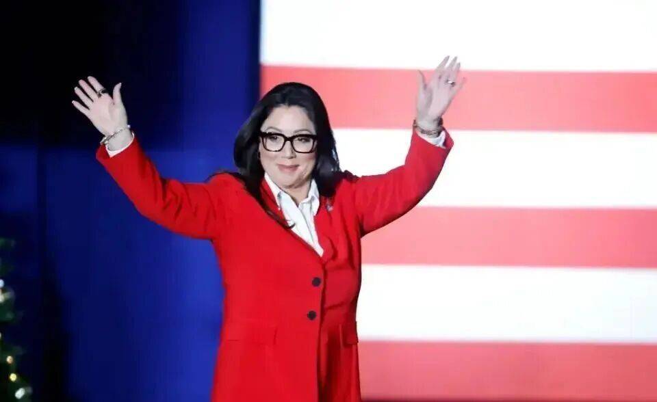 强迫男下属提供性服务，辞职的美国女劳工部长，长得丑可玩的花呀