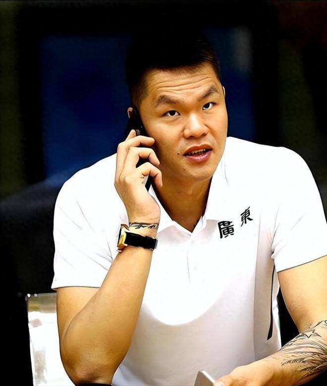 如今定居广东的朱芳雨，大儿走篮球路，二儿优秀低调，三儿最潇洒