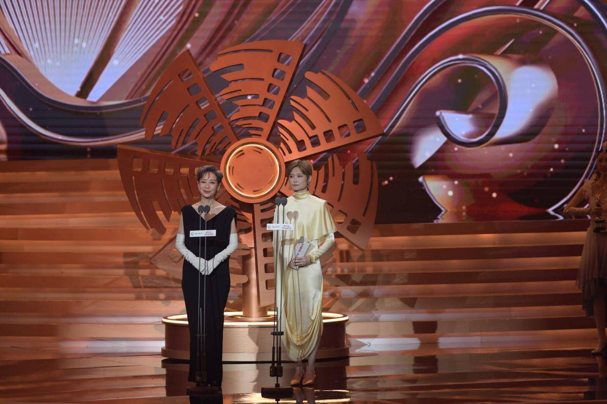 北影节颁奖礼亮点纷呈：朱时茂丛珊甜蜜比心，于和伟乔杉实力领奖