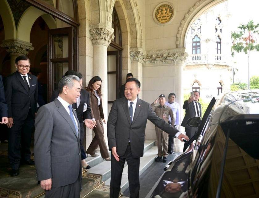 泰国总理邀请中国外交部长乘车