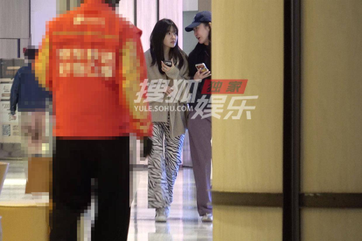 梁洁与好友商场火锅聚会 随性穿搭尽显温柔风范
