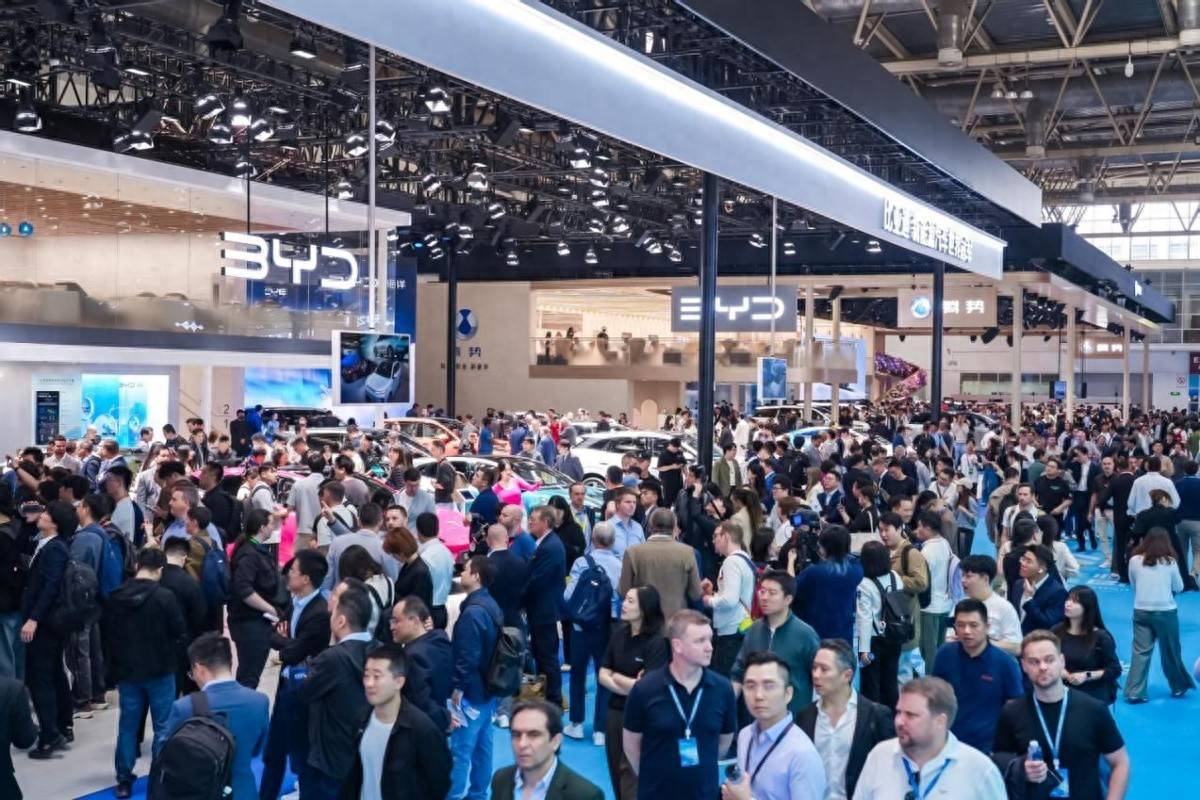 《霸屏北京车展！比亚迪E3馆火到国外，全场C位实锤》