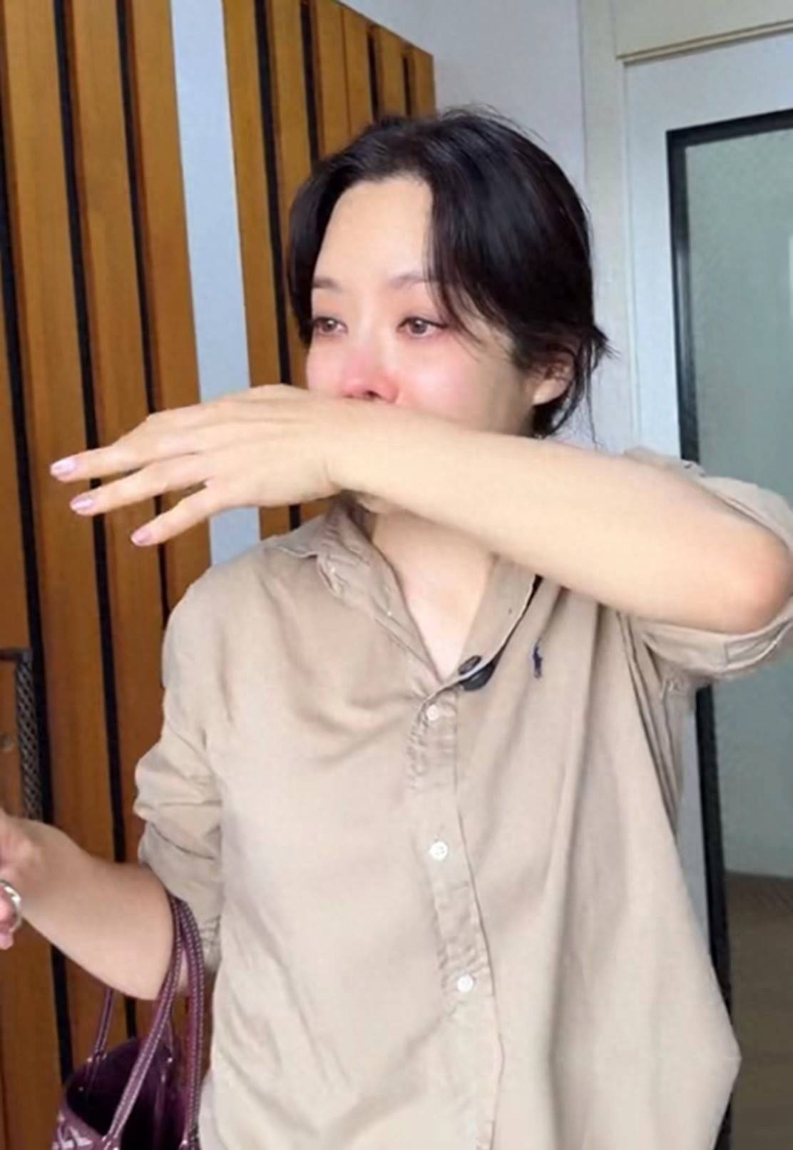 蔡琳带儿子搬离住了4年的别墅哭着与邻居告别光化妆品就装3车