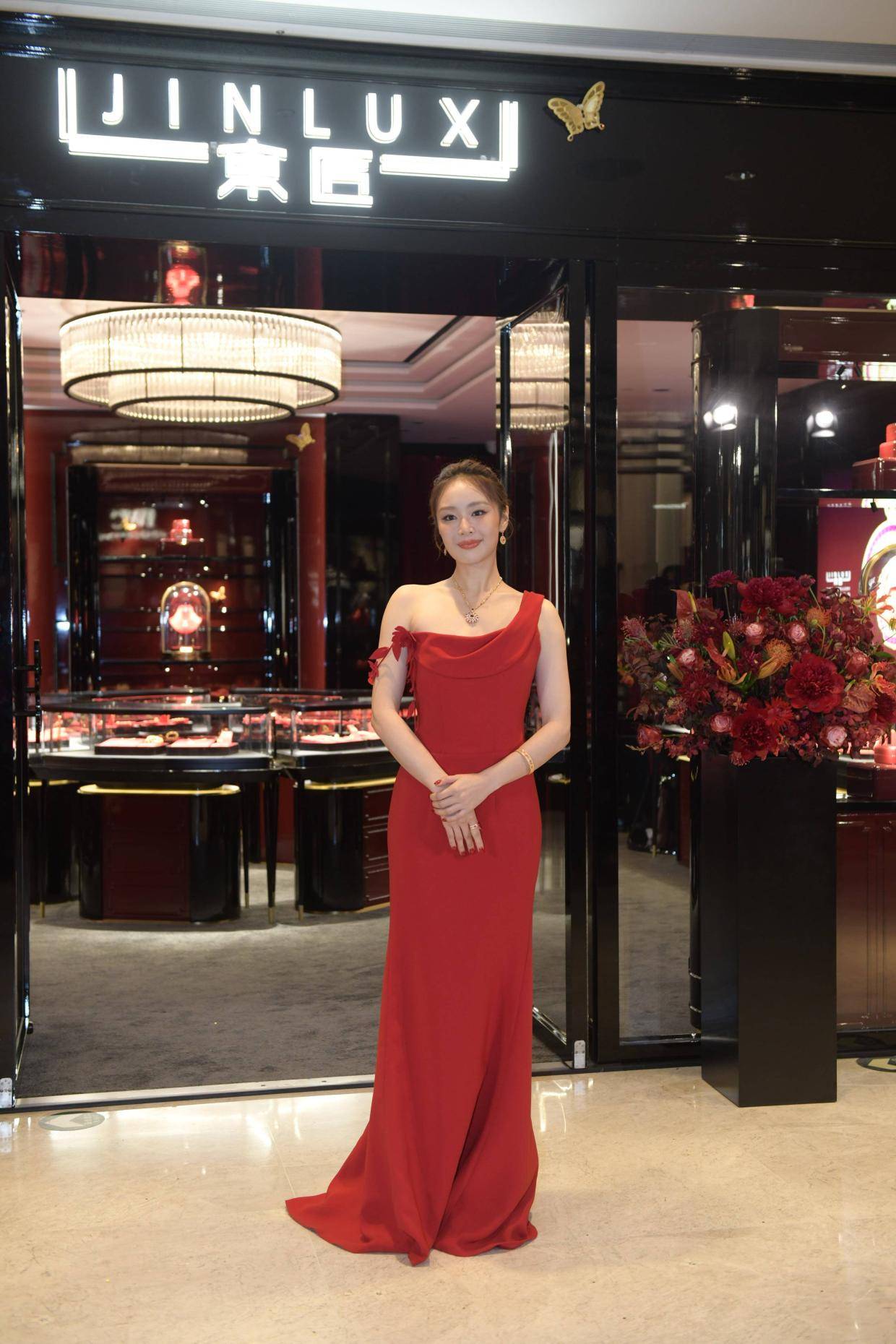 高叶露肩红裙亮相活动 畅谈日常简约穿搭秘诀