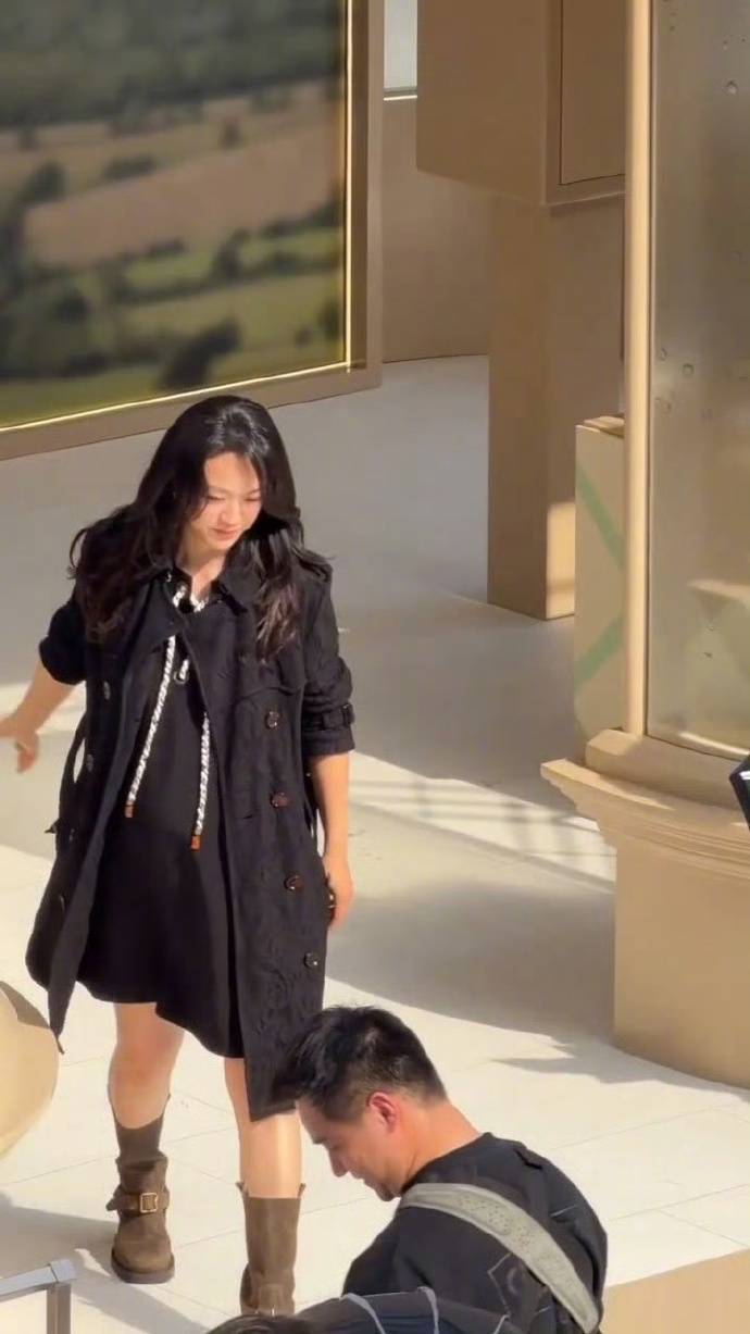 汤唯现身活动腹部微隆，疑似怀上二胎引猜测